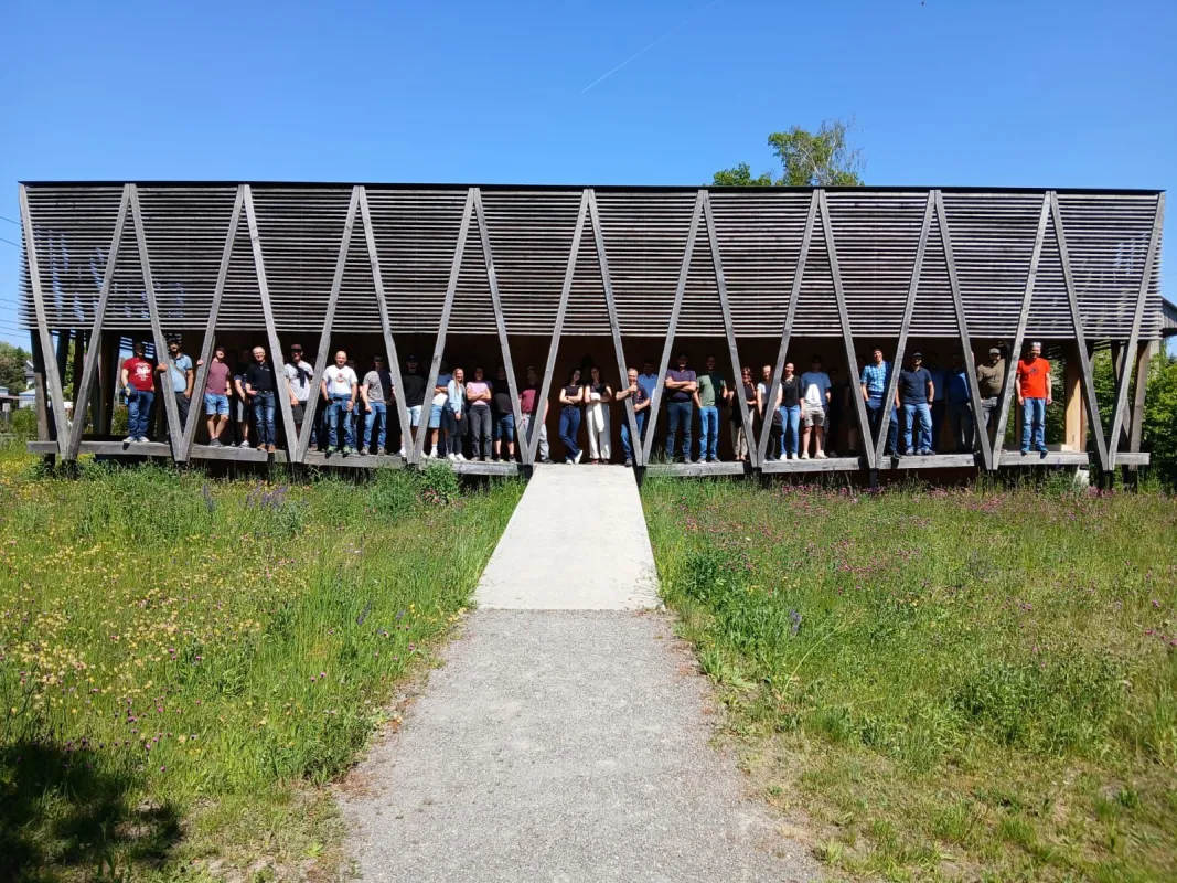 Wenn der Teamausflug ins eigene Gebäude führt. Letzten Freitag besuchte unser Team der Zimmerei Hirschi das Centre Albert Anker — und das neue Gebäude dort haben wir selbst als Truberholz hergestellt. Ein besonderes Gefühl, mit dem ganzen Team durch eine Tür zu gehen, die man selbst gebaut hat. Nach der Führung liessen wir den Abend beim Grillieren ausklingen. Kein Programm, kein Stress — einfach Zeit füreinander. Genau das stärkt ein Team. Danke an alle, die dabei waren. Und an jeden, der täglich mit Herzb