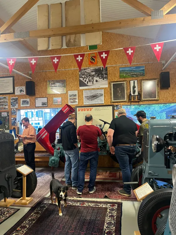 Wenn der Teamausflug ins eigene Gebäude führt. Letzten Freitag besuchte unser Team der Zimmerei Hirschi das Centre Albert Anker — und das neue Gebäude dort haben wir selbst als Truberholz hergestellt. Ein besonderes Gefühl, mit dem ganzen Team durch eine Tür zu gehen, die man selbst gebaut hat. Nach der Führung liessen wir den Abend beim Grillieren ausklingen. Kein Programm, kein Stress — einfach Zeit füreinander. Genau das stärkt ein Team. Danke an alle, die dabei waren. Und an jeden, der täglich mit Herzb