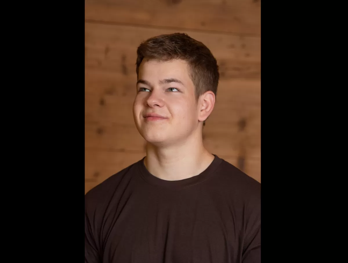 Pascal Kühni in einem Zimmerei Hirschi T-Shirt schaut nach oben links