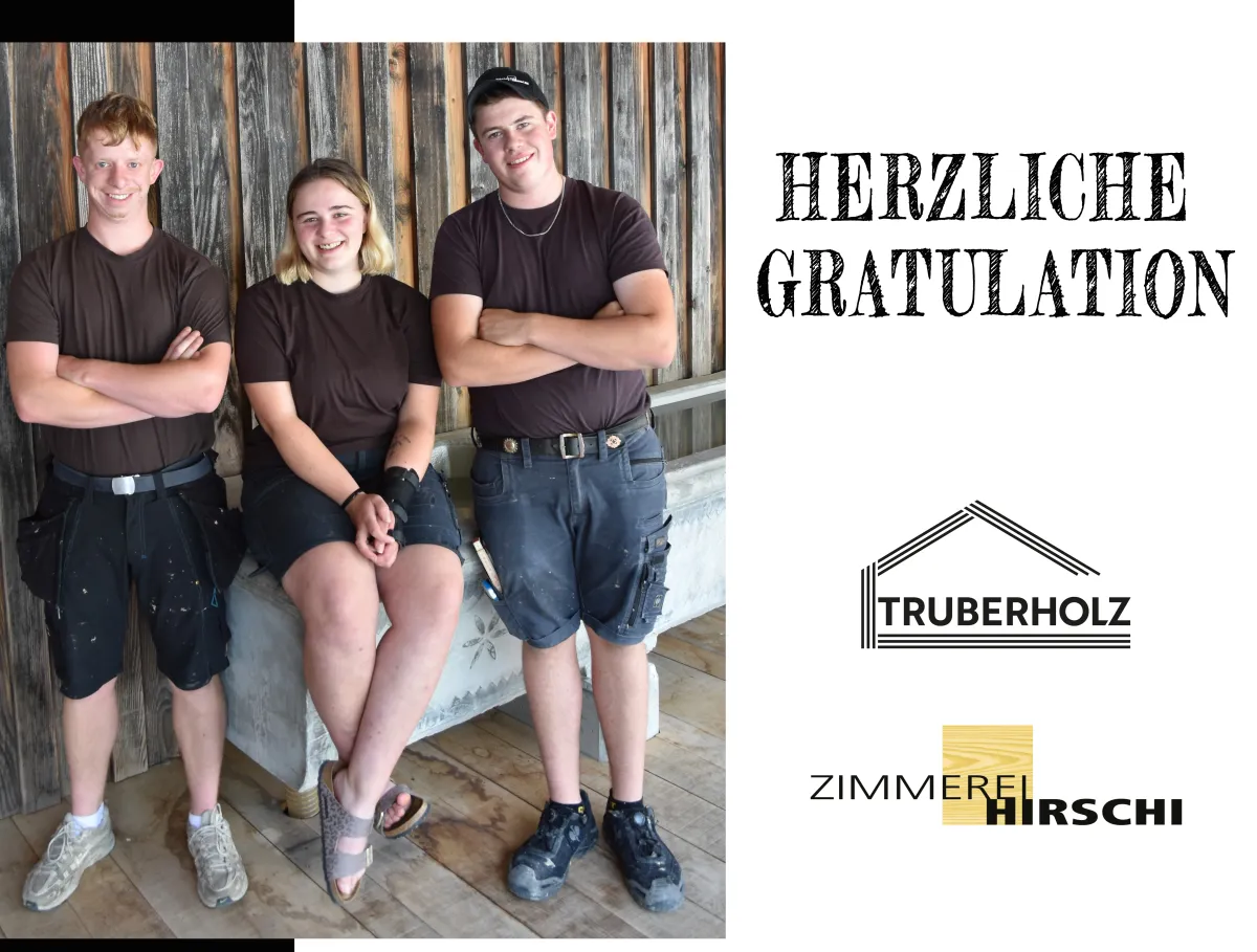 Für dieses Bild würde ich folgenden Alt-Text verwenden:  "Gratulationsplakat der Zimmerei Hirschi und Truberholz für drei erfolgreich abgeschlossene Lehrabschlüsse. Das Bild zeigt zwei junge Männer und eine junge Frau in Arbeitskleidung vor einer Holzfassade. Auf dem Plakat werden Lukas Jakob und Simon Gerber zum Abschluss als Zimmermann EFZ sowie Nicole Stucki zum Abschluss als Zimmerin EFZ beglückwünscht.