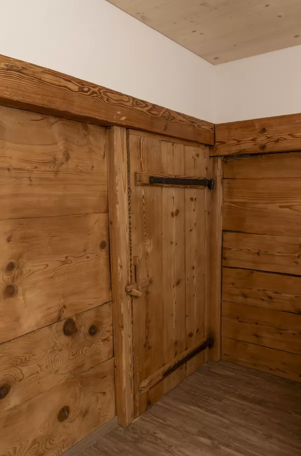 Wir freuen uns, unser neuestes Projekt mit euch zu teilen: die Sanierung des Wohnteils eines wunderschönen alten Bauernhauses. Mit viel Liebe zum Detail haben wir alte Materialien restauriert und wiederverwendet, um den einzigartigen Charme dieses Hauses zu bewahren und gleichzeitig modernen Wohnkomfort zu schaffen. 🔨 Unsere Philosophie: Nachhaltigkeit und Tradition stehen bei uns im Mittelpunkt. Altes bewahren und mit neuen, hochwertigen Materialien kombinieren – so schaffen wir einzigartige Wohnräume