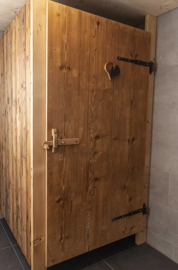 Wir freuen uns, unser neuestes Projekt mit euch zu teilen: die Sanierung des Wohnteils eines wunderschönen alten Bauernhauses. Mit viel Liebe zum Detail haben wir alte Materialien restauriert und wiederverwendet, um den einzigartigen Charme dieses Hauses zu bewahren und gleichzeitig modernen Wohnkomfort zu schaffen. 🔨 Unsere Philosophie: Nachhaltigkeit und Tradition stehen bei uns im Mittelpunkt. Altes bewahren und mit neuen, hochwertigen Materialien kombinieren – so schaffen wir einzigartige Wohnräume