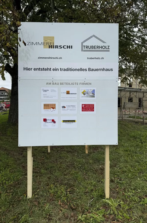 𝗔𝗯𝗯𝗿𝘂𝗰𝗵 𝘂𝗻𝗱 𝗪𝗶𝗲𝗱𝗲𝗿𝗮𝘂𝗳𝗯𝗮𝘂 𝗲𝗶𝗻𝗲𝘀 𝘁𝗿𝗮𝗱𝗶𝘁𝗶𝗼𝗻𝗲𝗹𝗹𝗲𝗻 𝗕𝗮𝘂𝗲𝗿𝗻𝗵𝗮𝘂𝘀𝗲𝘀 𝗮𝘂𝘀 𝗧𝗿𝘂𝗯𝗲𝗿𝗵𝗼𝗹𝘇🪵  Wir sind mitten in der Bauphase eines besonderen Projekts: Der Abbruch und Wiederaufbau eines traditionellen Bauernhauses, aus Truberholz gefertigt. 🌲✨  Mit viel Sorgfalt und Handwerkskunst wird das Gebäude in neuem Glanz erstrahlen. Besonders stolz sind wir darauf, dass Teile des alten Holzes in einem anderen Projekt weiterverwendet wurden – ein echtes Beispiel für
