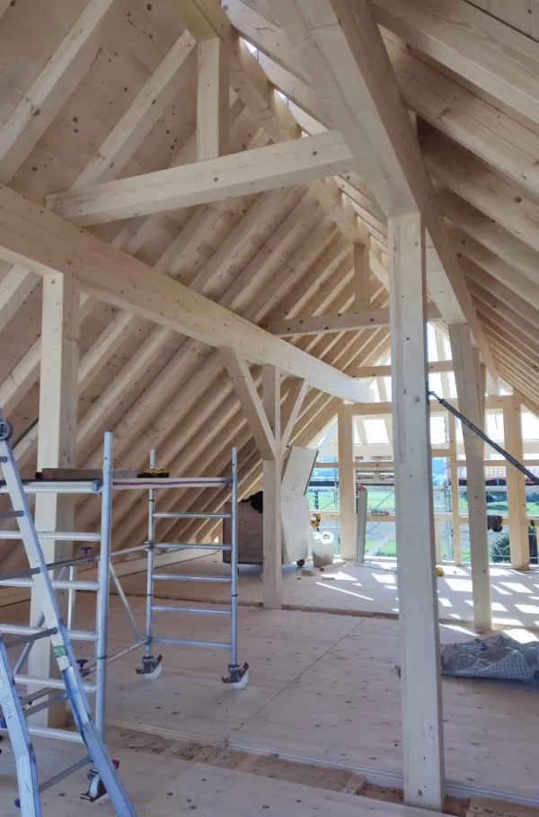 𝗔𝗯𝗯𝗿𝘂𝗰𝗵 𝘂𝗻𝗱 𝗪𝗶𝗲𝗱𝗲𝗿𝗮𝘂𝗳𝗯𝗮𝘂 𝗲𝗶𝗻𝗲𝘀 𝘁𝗿𝗮𝗱𝗶𝘁𝗶𝗼𝗻𝗲𝗹𝗹𝗲𝗻 𝗕𝗮𝘂𝗲𝗿𝗻𝗵𝗮𝘂𝘀𝗲𝘀 𝗮𝘂𝘀 𝗧𝗿𝘂𝗯𝗲𝗿𝗵𝗼𝗹𝘇🪵  Wir sind mitten in der Bauphase eines besonderen Projekts: Der Abbruch und Wiederaufbau eines traditionellen Bauernhauses, aus Truberholz gefertigt. 🌲✨  Mit viel Sorgfalt und Handwerkskunst wird das Gebäude in neuem Glanz erstrahlen. Besonders stolz sind wir darauf, dass Teile des alten Holzes in einem anderen Projekt weiterverwendet wurden – ein echtes Beispiel für