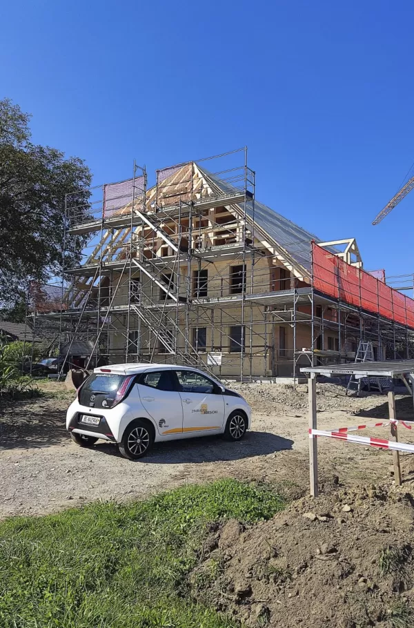 𝗔𝗯𝗯𝗿𝘂𝗰𝗵 𝘂𝗻𝗱 𝗪𝗶𝗲𝗱𝗲𝗿𝗮𝘂𝗳𝗯𝗮𝘂 𝗲𝗶𝗻𝗲𝘀 𝘁𝗿𝗮𝗱𝗶𝘁𝗶𝗼𝗻𝗲𝗹𝗹𝗲𝗻 𝗕𝗮𝘂𝗲𝗿𝗻𝗵𝗮𝘂𝘀𝗲𝘀 𝗮𝘂𝘀 𝗧𝗿𝘂𝗯𝗲𝗿𝗵𝗼𝗹𝘇🪵  Wir sind mitten in der Bauphase eines besonderen Projekts: Der Abbruch und Wiederaufbau eines traditionellen Bauernhauses, aus Truberholz gefertigt. 🌲✨  Mit viel Sorgfalt und Handwerkskunst wird das Gebäude in neuem Glanz erstrahlen. Besonders stolz sind wir darauf, dass Teile des alten Holzes in einem anderen Projekt weiterverwendet wurden – ein echtes Beispiel für