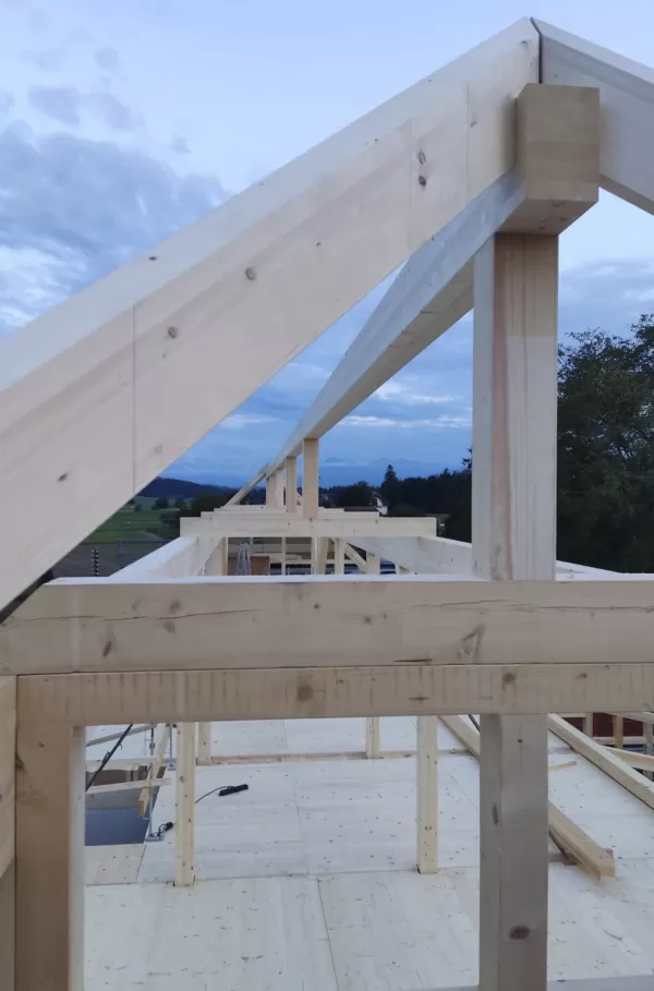 𝗔𝗯𝗯𝗿𝘂𝗰𝗵 𝘂𝗻𝗱 𝗪𝗶𝗲𝗱𝗲𝗿𝗮𝘂𝗳𝗯𝗮𝘂 𝗲𝗶𝗻𝗲𝘀 𝘁𝗿𝗮𝗱𝗶𝘁𝗶𝗼𝗻𝗲𝗹𝗹𝗲𝗻 𝗕𝗮𝘂𝗲𝗿𝗻𝗵𝗮𝘂𝘀𝗲𝘀 𝗮𝘂𝘀 𝗧𝗿𝘂𝗯𝗲𝗿𝗵𝗼𝗹𝘇🪵  Wir sind mitten in der Bauphase eines besonderen Projekts: Der Abbruch und Wiederaufbau eines traditionellen Bauernhauses, aus Truberholz gefertigt. 🌲✨  Mit viel Sorgfalt und Handwerkskunst wird das Gebäude in neuem Glanz erstrahlen. Besonders stolz sind wir darauf, dass Teile des alten Holzes in einem anderen Projekt weiterverwendet wurden – ein echtes Beispiel für