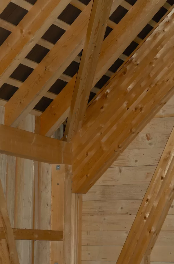🔨 Projekt abgeschlossen – Abbruch & Wiederaufbau Dach & Futterlager! 🏗️  Für dieses landwirtschaftliche Gebäude durften wir den Abbruch und Wiederaufbau des Dachs und Futterlagers realisieren – inklusive einer Firstverlängerung für den Futterabladeplatz. Ein gelungenes Projekt, das Funktionalität und Qualität optimal vereint!  Als Spezialisten für Holzbau in der Landwirtschaftszone begleiten wir unsere Kunden von der Planung bis zur Umsetzung. Ob Sanierungen, Neubauten oder maßgeschneiderte Lösungen für l