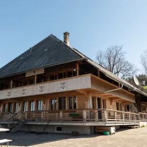 Sanierung Bauernhaus. Wieder sehen wir, dass sich dies sehr lohnt. Ihre Vorteile bei der Sanierung ist insbesondere das grosse Raumangebot, dies bietet viel Freiraum für Kreativität. Stilvolles, einzigartiges Wohnen mit Geschichte, Grosse Aussengelände, Ruhige Wohnlage.