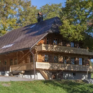 Umbau Bauernhaus in Stauffenalp Röthenbach. Wunderschön kombiniert mit Altholz. Baudienstleistung von der Zimmerei Hirschi in perfektion umgesetzt. Kommunikation unter der Bauherrschaft, den neuen Mieter, die Mitspracherecht hatten und der Zimmerei Hirschi AG war nahezu perfekt. Verbaut wurde auch Schweizer Holz. Hier sehen wir eine Nutzung von der Kreislaufwirtschaft. Alte Materialien werden im neuen Bereich wieder eingesetzt. Dies obwohl wahrscheinlich die Bauherrschaft das Wort Kreislaufwirtschaft