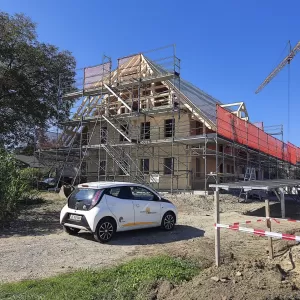 𝗔𝗯𝗯𝗿𝘂𝗰𝗵 𝘂𝗻𝗱 𝗪𝗶𝗲𝗱𝗲𝗿𝗮𝘂𝗳𝗯𝗮𝘂 𝗲𝗶𝗻𝗲𝘀 𝘁𝗿𝗮𝗱𝗶𝘁𝗶𝗼𝗻𝗲𝗹𝗹𝗲𝗻 𝗕𝗮𝘂𝗲𝗿𝗻𝗵𝗮𝘂𝘀𝗲𝘀 𝗮𝘂𝘀 𝗧𝗿𝘂𝗯𝗲𝗿𝗵𝗼𝗹𝘇🪵  Wir sind mitten in der Bauphase eines besonderen Projekts: Der Abbruch und Wiederaufbau eines traditionellen Bauernhauses, aus Truberholz gefertigt. 🌲✨  Mit viel Sorgfalt und Handwerkskunst wird das Gebäude in neuem Glanz erstrahlen. Besonders stolz sind wir darauf, dass Teile des alten Holzes in einem anderen Projekt weiterverwendet wurden – ein echtes Beispiel für