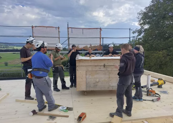 𝗔𝗯𝗯𝗿𝘂𝗰𝗵 𝘂𝗻𝗱 𝗪𝗶𝗲𝗱𝗲𝗿𝗮𝘂𝗳𝗯𝗮𝘂 𝗲𝗶𝗻𝗲𝘀 𝘁𝗿𝗮𝗱𝗶𝘁𝗶𝗼𝗻𝗲𝗹𝗹𝗲𝗻 𝗕𝗮𝘂𝗲𝗿𝗻𝗵𝗮𝘂𝘀𝗲𝘀 𝗮𝘂𝘀 𝗧𝗿𝘂𝗯𝗲𝗿𝗵𝗼𝗹𝘇🪵  Wir sind mitten in der Bauphase eines besonderen Projekts: Der Abbruch und Wiederaufbau eines traditionellen Bauernhauses, aus Truberholz gefertigt. 🌲✨  Mit viel Sorgfalt und Handwerkskunst wird das Gebäude in neuem Glanz erstrahlen. Besonders stolz sind wir darauf, dass Teile des alten Holzes in einem anderen Projekt weiterverwendet wurden – ein echtes Beispiel für
