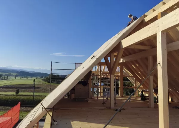 𝗔𝗯𝗯𝗿𝘂𝗰𝗵 𝘂𝗻𝗱 𝗪𝗶𝗲𝗱𝗲𝗿𝗮𝘂𝗳𝗯𝗮𝘂 𝗲𝗶𝗻𝗲𝘀 𝘁𝗿𝗮𝗱𝗶𝘁𝗶𝗼𝗻𝗲𝗹𝗹𝗲𝗻 𝗕𝗮𝘂𝗲𝗿𝗻𝗵𝗮𝘂𝘀𝗲𝘀 𝗮𝘂𝘀 𝗧𝗿𝘂𝗯𝗲𝗿𝗵𝗼𝗹𝘇🪵  Wir sind mitten in der Bauphase eines besonderen Projekts: Der Abbruch und Wiederaufbau eines traditionellen Bauernhauses, aus Truberholz gefertigt. 🌲✨  Mit viel Sorgfalt und Handwerkskunst wird das Gebäude in neuem Glanz erstrahlen. Besonders stolz sind wir darauf, dass Teile des alten Holzes in einem anderen Projekt weiterverwendet wurden – ein echtes Beispiel für