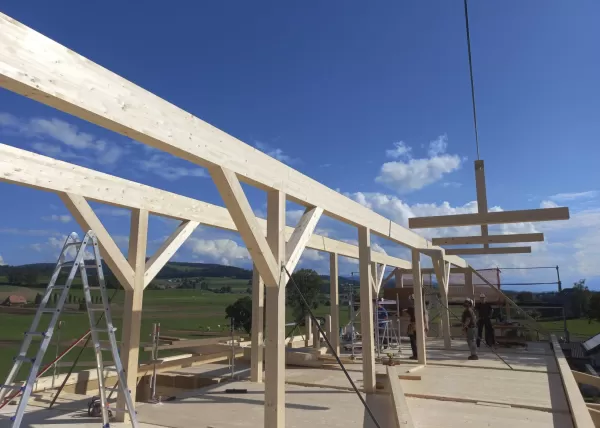 𝗔𝗯𝗯𝗿𝘂𝗰𝗵 𝘂𝗻𝗱 𝗪𝗶𝗲𝗱𝗲𝗿𝗮𝘂𝗳𝗯𝗮𝘂 𝗲𝗶𝗻𝗲𝘀 𝘁𝗿𝗮𝗱𝗶𝘁𝗶𝗼𝗻𝗲𝗹𝗹𝗲𝗻 𝗕𝗮𝘂𝗲𝗿𝗻𝗵𝗮𝘂𝘀𝗲𝘀 𝗮𝘂𝘀 𝗧𝗿𝘂𝗯𝗲𝗿𝗵𝗼𝗹𝘇🪵  Wir sind mitten in der Bauphase eines besonderen Projekts: Der Abbruch und Wiederaufbau eines traditionellen Bauernhauses, aus Truberholz gefertigt. 🌲✨  Mit viel Sorgfalt und Handwerkskunst wird das Gebäude in neuem Glanz erstrahlen. Besonders stolz sind wir darauf, dass Teile des alten Holzes in einem anderen Projekt weiterverwendet wurden – ein echtes Beispiel für