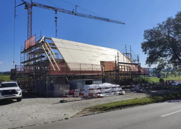 𝗔𝗯𝗯𝗿𝘂𝗰𝗵 𝘂𝗻𝗱 𝗪𝗶𝗲𝗱𝗲𝗿𝗮𝘂𝗳𝗯𝗮𝘂 𝗲𝗶𝗻𝗲𝘀 𝘁𝗿𝗮𝗱𝗶𝘁𝗶𝗼𝗻𝗲𝗹𝗹𝗲𝗻 𝗕𝗮𝘂𝗲𝗿𝗻𝗵𝗮𝘂𝘀𝗲𝘀 𝗮𝘂𝘀 𝗧𝗿𝘂𝗯𝗲𝗿𝗵𝗼𝗹𝘇🪵  Wir sind mitten in der Bauphase eines besonderen Projekts: Der Abbruch und Wiederaufbau eines traditionellen Bauernhauses, aus Truberholz gefertigt. 🌲✨  Mit viel Sorgfalt und Handwerkskunst wird das Gebäude in neuem Glanz erstrahlen. Besonders stolz sind wir darauf, dass Teile des alten Holzes in einem anderen Projekt weiterverwendet wurden – ein echtes Beispiel für