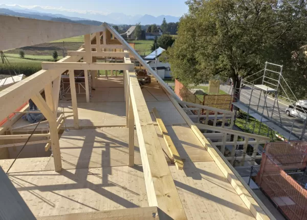 𝗔𝗯𝗯𝗿𝘂𝗰𝗵 𝘂𝗻𝗱 𝗪𝗶𝗲𝗱𝗲𝗿𝗮𝘂𝗳𝗯𝗮𝘂 𝗲𝗶𝗻𝗲𝘀 𝘁𝗿𝗮𝗱𝗶𝘁𝗶𝗼𝗻𝗲𝗹𝗹𝗲𝗻 𝗕𝗮𝘂𝗲𝗿𝗻𝗵𝗮𝘂𝘀𝗲𝘀 𝗮𝘂𝘀 𝗧𝗿𝘂𝗯𝗲𝗿𝗵𝗼𝗹𝘇🪵  Wir sind mitten in der Bauphase eines besonderen Projekts: Der Abbruch und Wiederaufbau eines traditionellen Bauernhauses, aus Truberholz gefertigt. 🌲✨  Mit viel Sorgfalt und Handwerkskunst wird das Gebäude in neuem Glanz erstrahlen. Besonders stolz sind wir darauf, dass Teile des alten Holzes in einem anderen Projekt weiterverwendet wurden – ein echtes Beispiel für