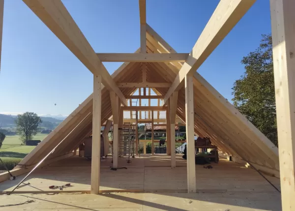 𝗔𝗯𝗯𝗿𝘂𝗰𝗵 𝘂𝗻𝗱 𝗪𝗶𝗲𝗱𝗲𝗿𝗮𝘂𝗳𝗯𝗮𝘂 𝗲𝗶𝗻𝗲𝘀 𝘁𝗿𝗮𝗱𝗶𝘁𝗶𝗼𝗻𝗲𝗹𝗹𝗲𝗻 𝗕𝗮𝘂𝗲𝗿𝗻𝗵𝗮𝘂𝘀𝗲𝘀 𝗮𝘂𝘀 𝗧𝗿𝘂𝗯𝗲𝗿𝗵𝗼𝗹𝘇🪵  Wir sind mitten in der Bauphase eines besonderen Projekts: Der Abbruch und Wiederaufbau eines traditionellen Bauernhauses, aus Truberholz gefertigt. 🌲✨  Mit viel Sorgfalt und Handwerkskunst wird das Gebäude in neuem Glanz erstrahlen. Besonders stolz sind wir darauf, dass Teile des alten Holzes in einem anderen Projekt weiterverwendet wurden – ein echtes Beispiel für