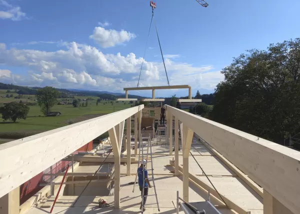 𝗔𝗯𝗯𝗿𝘂𝗰𝗵 𝘂𝗻𝗱 𝗪𝗶𝗲𝗱𝗲𝗿𝗮𝘂𝗳𝗯𝗮𝘂 𝗲𝗶𝗻𝗲𝘀 𝘁𝗿𝗮𝗱𝗶𝘁𝗶𝗼𝗻𝗲𝗹𝗹𝗲𝗻 𝗕𝗮𝘂𝗲𝗿𝗻𝗵𝗮𝘂𝘀𝗲𝘀 𝗮𝘂𝘀 𝗧𝗿𝘂𝗯𝗲𝗿𝗵𝗼𝗹𝘇🪵  Wir sind mitten in der Bauphase eines besonderen Projekts: Der Abbruch und Wiederaufbau eines traditionellen Bauernhauses, aus Truberholz gefertigt. 🌲✨  Mit viel Sorgfalt und Handwerkskunst wird das Gebäude in neuem Glanz erstrahlen. Besonders stolz sind wir darauf, dass Teile des alten Holzes in einem anderen Projekt weiterverwendet wurden – ein echtes Beispiel für