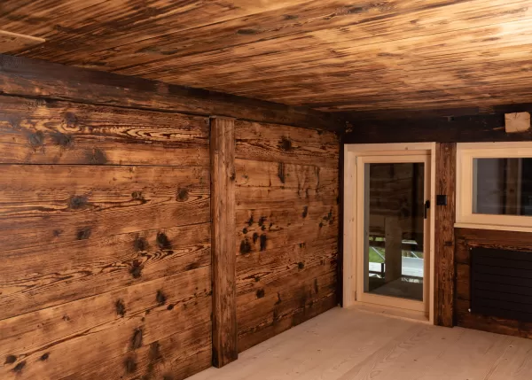 Ein Altbau mit Geschichte und Charakter – wir von der Zimmerei Hirschi AG haben es uns zur Aufgabe gemacht, diese Werte zu bewahren und gleichzeitig modernen Komfort und Stil hinzuzufügen.  Unser aktuelles Projekt zeigt eindrucksvoll, wie Tradition und Innovation Hand in Hand gehen können:      Erhaltung der ursprünglichen Elemente: Die alten Wände und Holzstrukturen wurden behutsam restauriert.     Handwerkskunst: Liebevoll gefertigte Holzarbeiten, die den Charakter des Hauses unterstreichen.     Zeitgemäß
