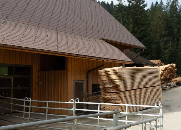 🔨 Projekt abgeschlossen – Abbruch & Wiederaufbau Dach & Futterlager! 🏗️  Für dieses landwirtschaftliche Gebäude durften wir den Abbruch und Wiederaufbau des Dachs und Futterlagers realisieren – inklusive einer Firstverlängerung für den Futterabladeplatz. Ein gelungenes Projekt, das Funktionalität und Qualität optimal vereint!  Als Spezialisten für Holzbau in der Landwirtschaftszone begleiten wir unsere Kunden von der Planung bis zur Umsetzung. Ob Sanierungen, Neubauten oder maßgeschneiderte Lösungen für l