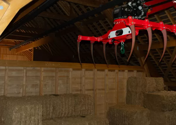 🔨 Projekt abgeschlossen – Abbruch & Wiederaufbau Dach & Futterlager! 🏗️  Für dieses landwirtschaftliche Gebäude durften wir den Abbruch und Wiederaufbau des Dachs und Futterlagers realisieren – inklusive einer Firstverlängerung für den Futterabladeplatz. Ein gelungenes Projekt, das Funktionalität und Qualität optimal vereint!  Als Spezialisten für Holzbau in der Landwirtschaftszone begleiten wir unsere Kunden von der Planung bis zur Umsetzung. Ob Sanierungen, Neubauten oder maßgeschneiderte Lösungen für l