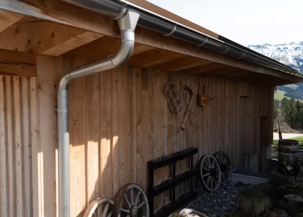 🔨🏡 Sanierung mit Liebe zum Detail – Ein neues Zuhause entsteht!  Ein altes Haus in neuem Glanz – genau das durften wir gemeinsam mit @Zimmerei Hirschi realisieren. ✨ Mit hochwertigem Handwerk, durchdachten Lösungen und viel Herzblut haben wir aus einem in die Jahre gekommenen Gebäude ein modernes, gemütliches Zuhause geschaffen.  💡 Unsere Schwerpunkte bei diesem Projekt: ✅ Nachhaltige Sanierung mit Holzbau ✅ Effiziente Raumgestaltung & natürliche Materialien ✅ Hochwertige Handwerkskunst bis ins kleinste 