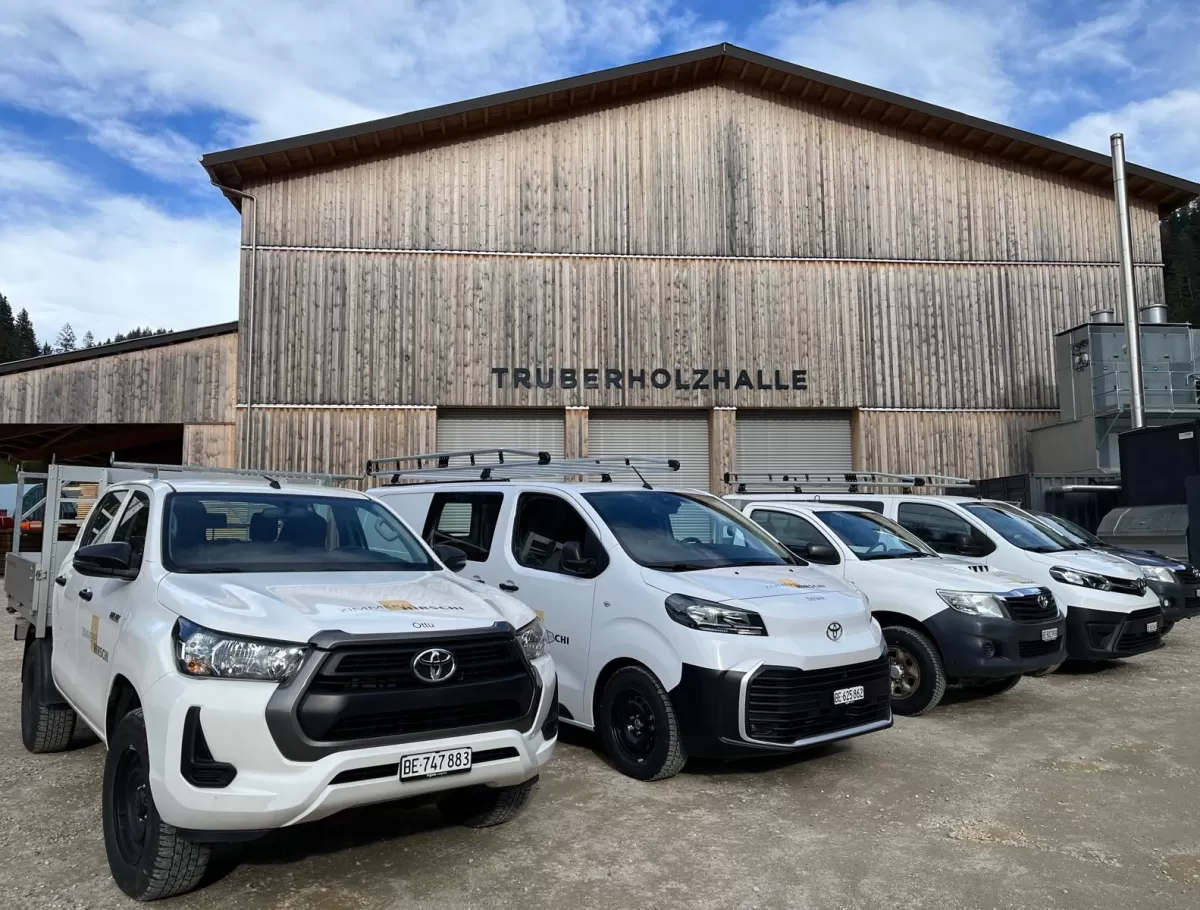 Ein Blick hinter die Kulissen – Ein unvergesslicher Tag bei Zimmerei Hirschi AG!  Unser Besuchstag für Verwandte und Bekannte war ein voller Erfolg! 🎉 Von den Kleinsten bis zu den Großen hatten alle eine fantastische Zeit. Unsere Mitarbeitenden konnten stolz zeigen, woran sie täglich arbeiten und ihre Liebsten durch die Werkstatt, Büros und den Pausenraum führen.  Highlights des Tages: 🔹 Persönliche Führungen durch die Werkstatt 🔹 Ein Kubb-Spiel, das jede Familie selbst herstellen konnte 🔹 Ein Gummihüpf