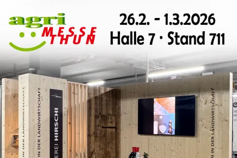 Flyer der Zimmerei Hirschi AG zur Teilnahme an der Agri Messe Thun vom 26. Februar bis 1. März 2026 in Halle 7, Stand 711. Abgebildet ist ein Holz-Messestand mit massiven Holzelementen, einer rustikalen Tür und einem Bildschirm. Der Slogan ‚Planen & Bauen in der Landwirtschaft‘ ist mehrfach sichtbar. Unten steht: ‚Wir freuen uns auf euren Besuch!