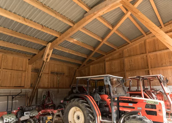  Neubau Wagenschopf. Der Bau ist gross genug das er platzt für die landwirtschaftlichen Fahrzeuge hat. Das Holz stammt alles aus dem Wald vom Bauherrschaft. Sehr schön zu sehen, wie sich hier die Wertschöpfungskette von a bis z durchzieht. Durch das eigene Holz und die Zimmerei aus dem Dorf ist dieser Wagenschopf auch sehr Nachhaltig - Kurze Transportwege.