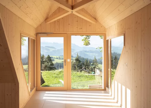 Bei unserem jüngsten Umbauprojekt haben wir uns für die ausschließliche Verwendung von einheimischem Holz entschieden. Jedes Detail wurde sorgfältig geplant und von unserem Team in der Zimmerei Hirschi handgefertigt. Mit unserer langjährigen Erfahrung und Leidenschaft für nachhaltige Bauweise konnten wir erneut ein Projekt erfolgreich abschließen.  **Ihre Vorteile:** - Verwendung von lokalem, nachhaltigem Holz - Präzise Handwerkskunst - Maßgeschneiderte Lösungen für Ihr Bauvorhaben