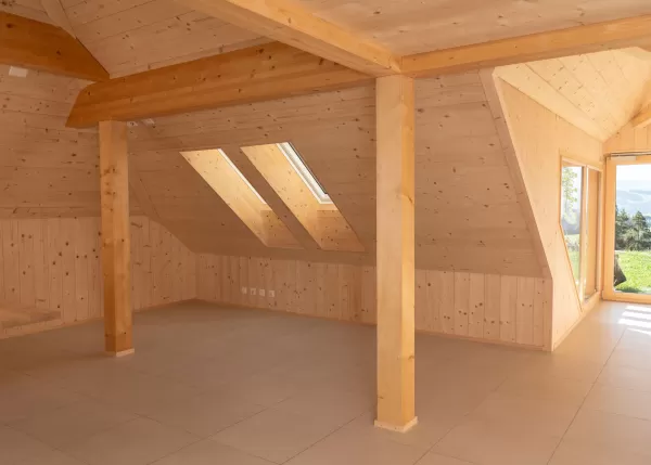 Bei unserem jüngsten Umbauprojekt haben wir uns für die ausschließliche Verwendung von einheimischem Holz entschieden. Jedes Detail wurde sorgfältig geplant und von unserem Team in der Zimmerei Hirschi handgefertigt. Mit unserer langjährigen Erfahrung und Leidenschaft für nachhaltige Bauweise konnten wir erneut ein Projekt erfolgreich abschließen.  **Ihre Vorteile:** - Verwendung von lokalem, nachhaltigem Holz - Präzise Handwerkskunst - Maßgeschneiderte Lösungen für Ihr Bauvorhaben