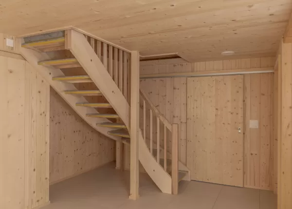 Bei unserem jüngsten Umbauprojekt haben wir uns für die ausschließliche Verwendung von einheimischem Holz entschieden. Jedes Detail wurde sorgfältig geplant und von unserem Team in der Zimmerei Hirschi handgefertigt. Mit unserer langjährigen Erfahrung und Leidenschaft für nachhaltige Bauweise konnten wir erneut ein Projekt erfolgreich abschließen.  **Ihre Vorteile:** - Verwendung von lokalem, nachhaltigem Holz - Präzise Handwerkskunst - Maßgeschneiderte Lösungen für Ihr Bauvorhaben