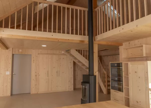 Bei unserem jüngsten Umbauprojekt haben wir uns für die ausschließliche Verwendung von einheimischem Holz entschieden. Jedes Detail wurde sorgfältig geplant und von unserem Team in der Zimmerei Hirschi handgefertigt. Mit unserer langjährigen Erfahrung und Leidenschaft für nachhaltige Bauweise konnten wir erneut ein Projekt erfolgreich abschließen.  **Ihre Vorteile:** - Verwendung von lokalem, nachhaltigem Holz - Präzise Handwerkskunst - Maßgeschneiderte Lösungen für Ihr Bauvorhaben