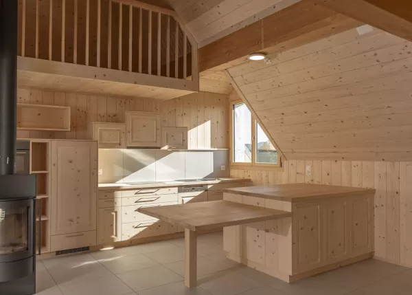 Bei unserem jüngsten Umbauprojekt haben wir uns für die ausschließliche Verwendung von einheimischem Holz entschieden. Jedes Detail wurde sorgfältig geplant und von unserem Team in der Zimmerei Hirschi handgefertigt. Mit unserer langjährigen Erfahrung und Leidenschaft für nachhaltige Bauweise konnten wir erneut ein Projekt erfolgreich abschließen.  **Ihre Vorteile:** - Verwendung von lokalem, nachhaltigem Holz - Präzise Handwerkskunst - Maßgeschneiderte Lösungen für Ihr Bauvorhaben