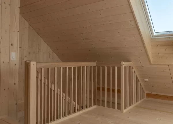 Bei unserem jüngsten Umbauprojekt haben wir uns für die ausschließliche Verwendung von einheimischem Holz entschieden. Jedes Detail wurde sorgfältig geplant und von unserem Team in der Zimmerei Hirschi handgefertigt. Mit unserer langjährigen Erfahrung und Leidenschaft für nachhaltige Bauweise konnten wir erneut ein Projekt erfolgreich abschließen.  **Ihre Vorteile:** - Verwendung von lokalem, nachhaltigem Holz - Präzise Handwerkskunst - Maßgeschneiderte Lösungen für Ihr Bauvorhaben