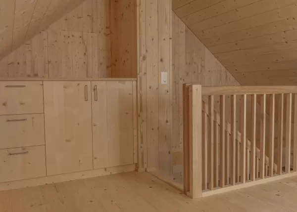 Bei unserem jüngsten Umbauprojekt haben wir uns für die ausschließliche Verwendung von einheimischem Holz entschieden. Jedes Detail wurde sorgfältig geplant und von unserem Team in der Zimmerei Hirschi handgefertigt. Mit unserer langjährigen Erfahrung und Leidenschaft für nachhaltige Bauweise konnten wir erneut ein Projekt erfolgreich abschließen.  **Ihre Vorteile:** - Verwendung von lokalem, nachhaltigem Holz - Präzise Handwerkskunst - Maßgeschneiderte Lösungen für Ihr Bauvorhaben