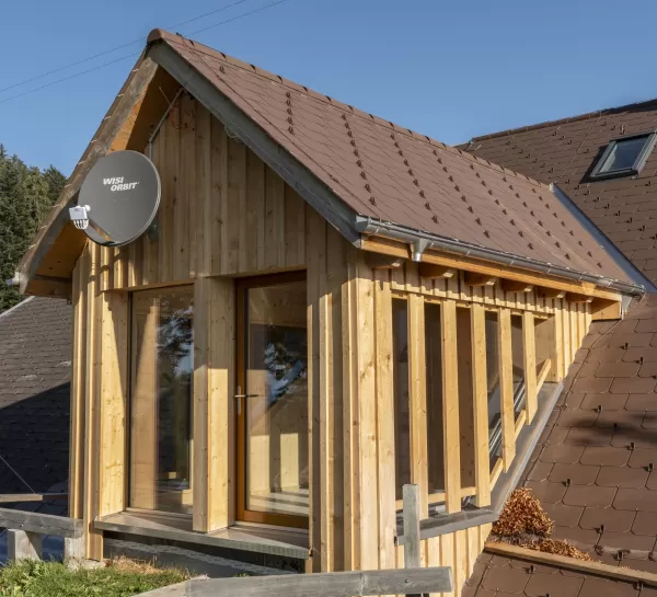 Bei unserem jüngsten Umbauprojekt haben wir uns für die ausschließliche Verwendung von einheimischem Holz entschieden. Jedes Detail wurde sorgfältig geplant und von unserem Team in der Zimmerei Hirschi handgefertigt. Mit unserer langjährigen Erfahrung und Leidenschaft für nachhaltige Bauweise konnten wir erneut ein Projekt erfolgreich abschließen.  **Ihre Vorteile:** - Verwendung von lokalem, nachhaltigem Holz - Präzise Handwerkskunst - Maßgeschneiderte Lösungen für Ihr Bauvorhaben